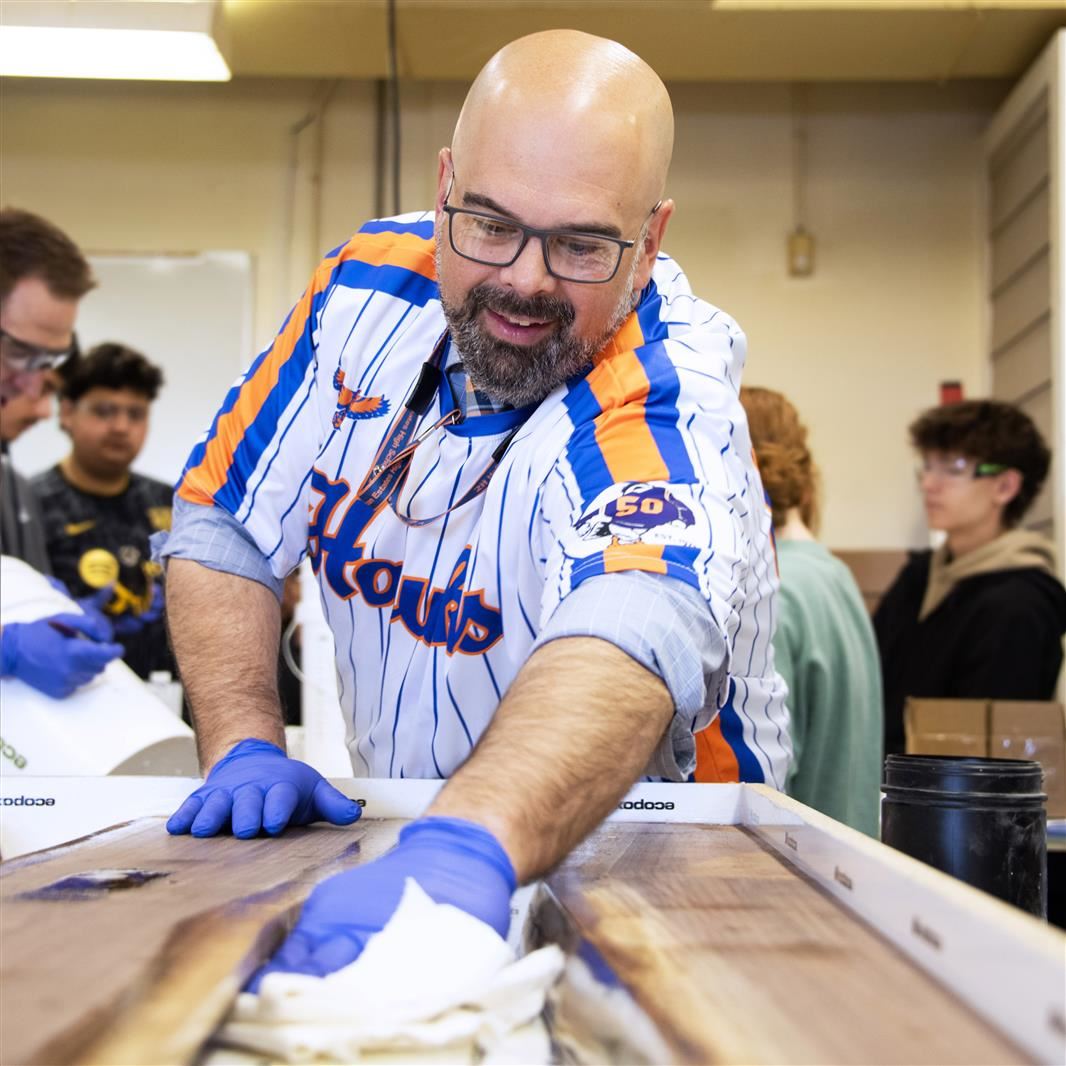  Hoffman Estates Principal Rolls Up his Sleeves Alongside Students